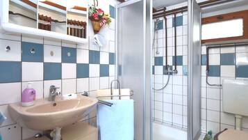 Rumah | Kamar mandi | Shower, pengering rambut, dan handuk