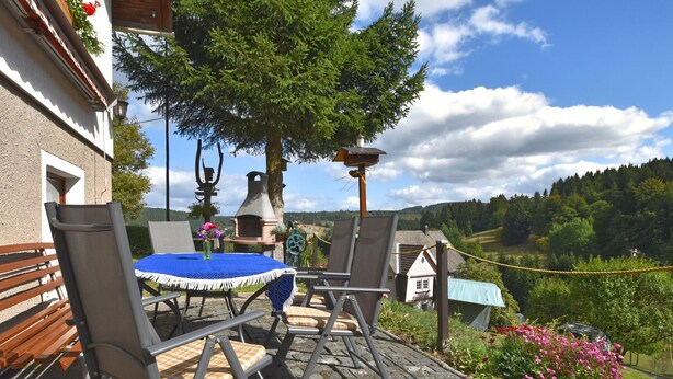 House | Balcony - Alluring Holiday Home in Stutzerbach With Garden and Terrace (Ilmenau)