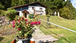 Exterior - Alluring Holiday Home in Stutzerbach With Garden and Terrace (Ilmenau)