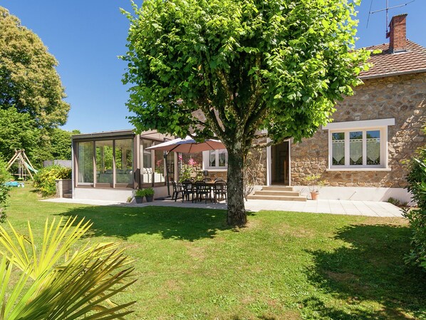 House | Property grounds - Sunlit Holiday Home in Meilhards With Private Pool (Meilhards)