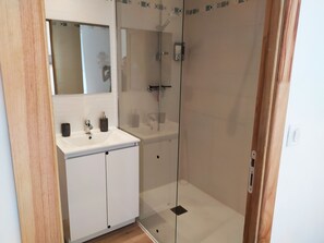 Chuveiro, secador de cabelo, toalhas de banho, sabonete