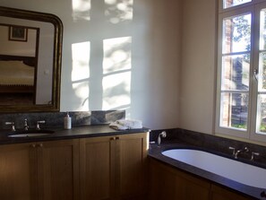Ferienhaus | Badezimmer | Badewanne, Handtücher