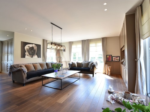 Tasteful Mansion in Lichtervelde with Hot Tub
