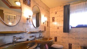 Villa | Bathroom - Beautiful Villa with Fitness, Sauna, Solarium, Hot Tub, Massage Showers (Amel)