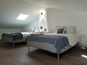 2 habitaciones, muebles diferentes y ropa de cama