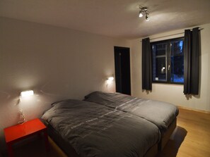 4 bedrooms, individually furnished, bed sheets - Sourbrodt Stay With Pool (Waimes)