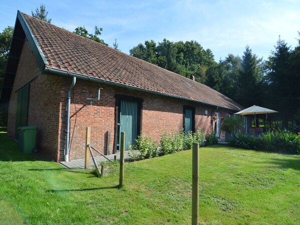 Exterior - Quaint Holiday Home in Ravels With Garden (Ravels)