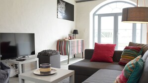 Living room - Wonderfully Furnished Cottage, Very Comfortable, Small Village Near Namur (Assesse)