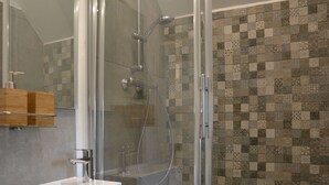 House | Bathroom - Wonderfully Furnished Cottage, Very Comfortable, Small Village Near Namur (Assesse)