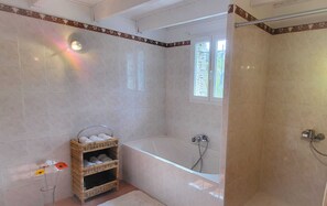 Bathroom - Sunny Provence Getaway (Villes-sur-Auzon)