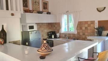 Villa | Private kitchen | Stovetop, high chair