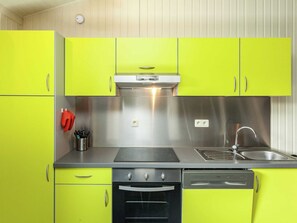 Bungalow | Private kitchen | Coffee/tea maker, high chair