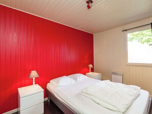Bungalow | 3 bedrooms, individually furnished, iron/ironing board, bed sheets