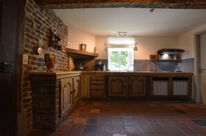 House | Private kitchen | Fridge, stovetop, highchair - Charming Stay Near Circuit Spa (Stavelot)