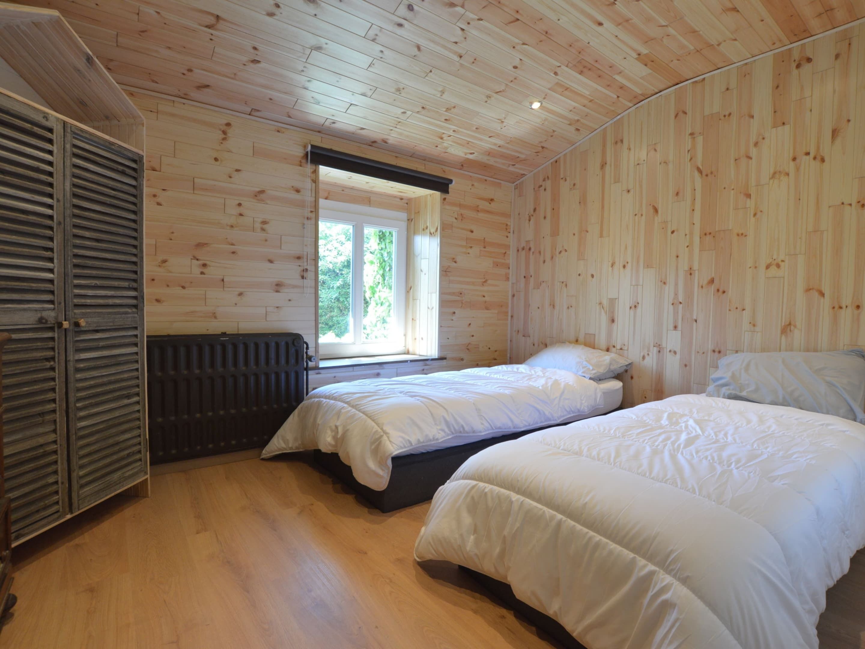 6 habitaciones, muebles diferentes y ropa de cama 