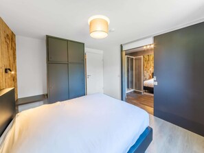 Chalet | 3 bedrooms, individually furnished, iron/ironing board, bed sheets - Lush Chalet Near Lake of Butgenbach (Buellingen)