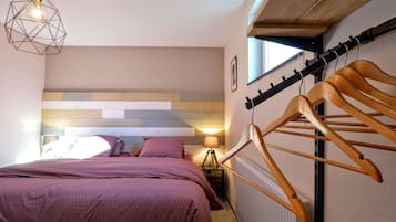 Cottage | 2 bedrooms, iron/ironing board, individually furnished