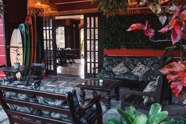 32-inch Smart TV with digital channels, TV, Netflix