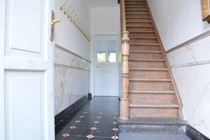 A staircase with wooden steps and a marble floor. - Family Retreat, Forested Anhee (Anhée)