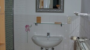 House | Bathroom | Shower - Quaint Holiday Home in Groffliers With Swimming Pool (Groffliers)