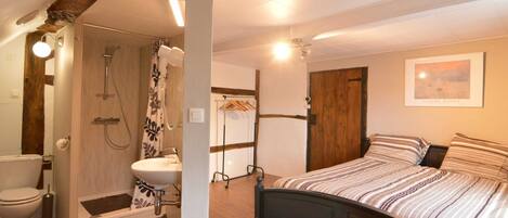 3 chambres, ameublement personnalisé, fer et planche à repasser