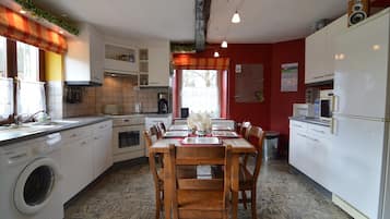 Cottage | Private kitchen | Coffee/tea maker, high chair