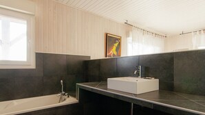 Villa | Bathroom - Original Villa With Verandas, Garden, Pool and Beautiful Views (Sioniac)