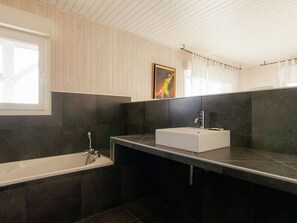 Villa | Salle de bain | Douche, sĂšche-cheveux, serviettes fournies