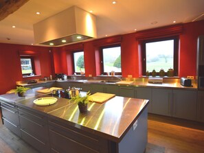 獨棟房屋 | 私人廚房 | 電熱水壺、兒童餐椅、鍋具/餐盤/廚房用品、餐桌