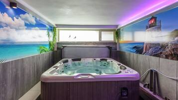Villa | Indoor spa tub