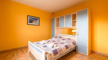 5 bedrooms, individually furnished, iron/ironing board, bed sheets
