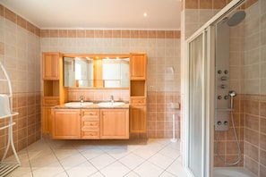Villa | Bathroom - Hillside Retreat in Roquebrun (Roquebrun)