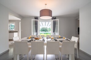 Villa | Dining - Villa in Occitanie With Private Pool (Saint-Geniès-de-Fontedit)
