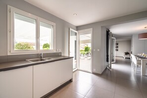 Villa | Cucina privata | Seggiolone, prodotti per la pulizia