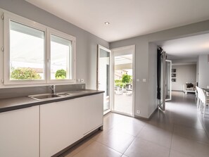 Villa | Private kitchen - Villa in Occitanie With Private Pool (Saint-Geniès-de-Fontedit)