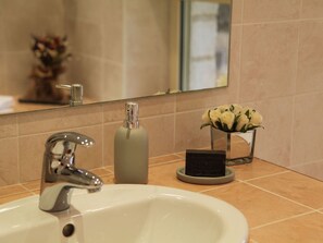 Shower, pengering rambut,  dan handuk