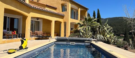 Villa | Piscina | Una piscina cubierta, una piscina al aire libre