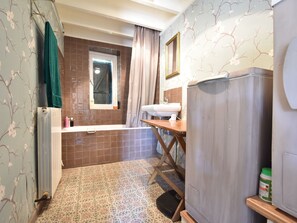 Combined shower/bathtub - Charming Farmhouse With Private Garden, Terrace, Hammock (Champallement)
