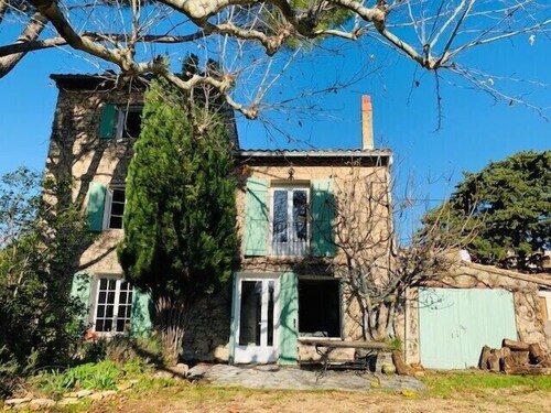 Stone house in Isle-sur-la-Sorgue