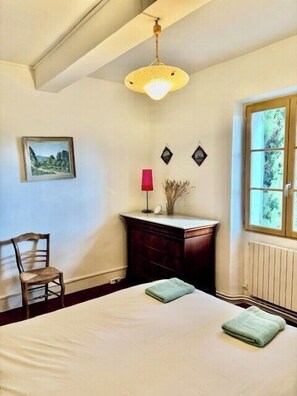 5 bedrooms, iron/ironing board, WiFi, bed sheets