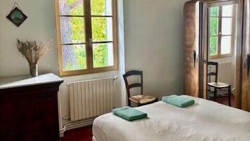 5 bedrooms, iron/ironing board, WiFi, bed sheets