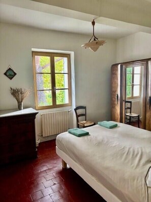 5 bedrooms, iron/ironing board, WiFi, bed sheets