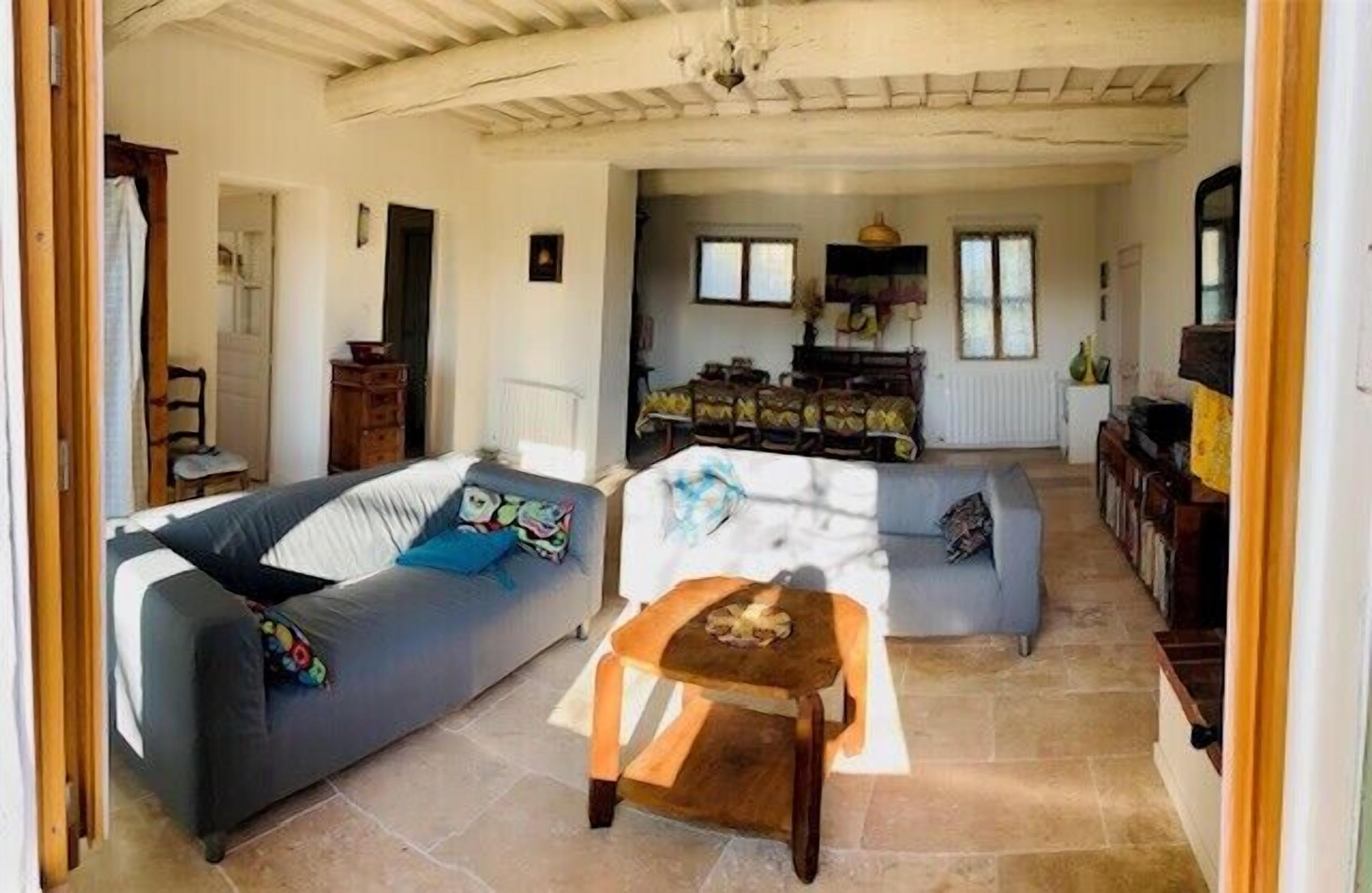 Boeken, een muziekbibliotheek en een stereo