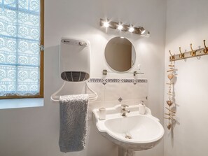 Shower - Cosy House With Spectacular Views and Private Pool (Touffailles)