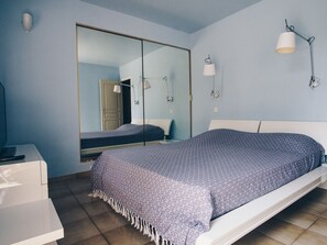 5 bedrooms, iron/ironing board, WiFi, bed sheets