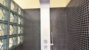 House | Bathroom | Shower, towels - Spacious Villa in Vire-sur-lot With Heated Pool (Vire-sur-Lot)