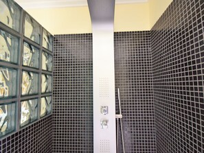 Ferienhaus | Badezimmer | Dusche, Handtücher