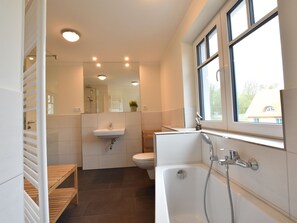 Ferienhaus | Badezimmer | Dusche, Haartrockner, Handtücher