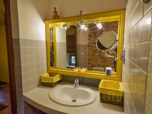 Villa | Bathroom | Combined shower/bathtub, towels - Peaceful Villa in Puy-l'eveque With Swimming Pool (Puy-l'Eveque)
