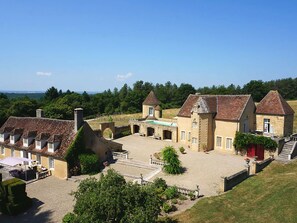 Exterior - Gorgeous Manor With Private Heated Swimming Pool, in the Heart of an oak Forest (Meaulne-Vitray)